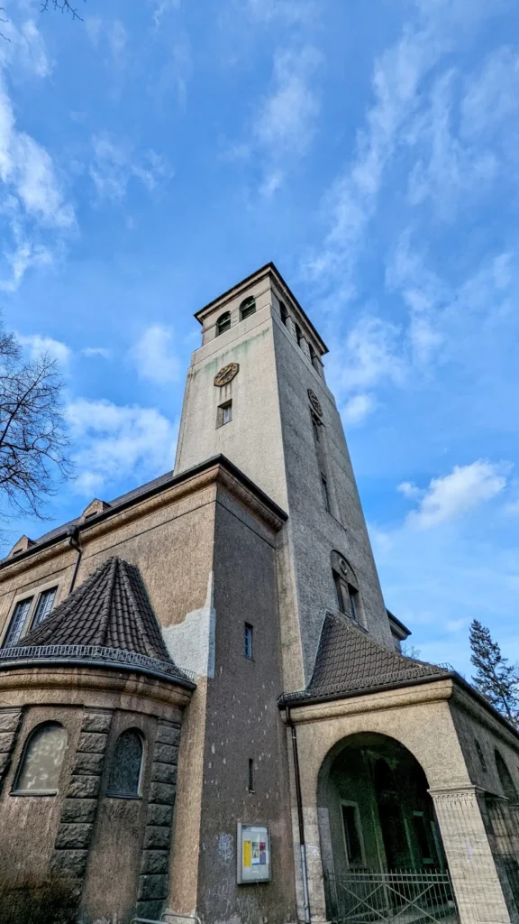 Glaubenskirche an der Friedrich-Franz-Straße in Tempelhof mit hohem Backsteinturm