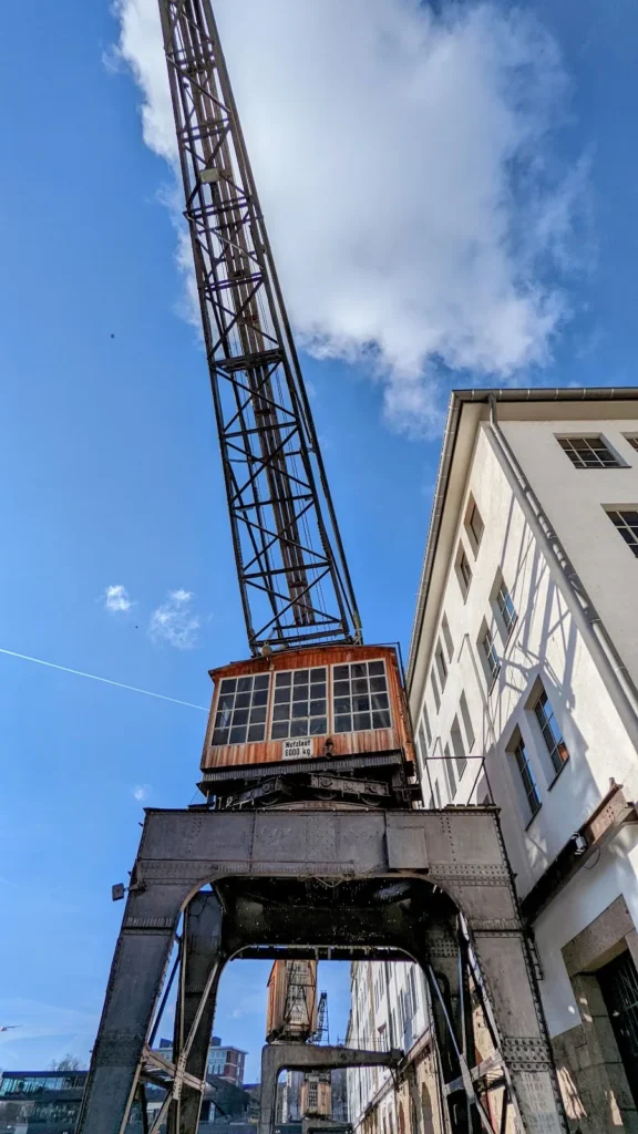 Portalkran am Hafen Tempelhof am Teltowkanal vor Lagerhallen in Tempelhof