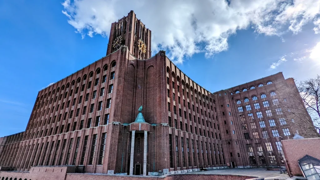 Ullstein-Druckhaus in Tempelhof mit gestuftem Backsteinbau und Turm unter Wolkenhimmel
