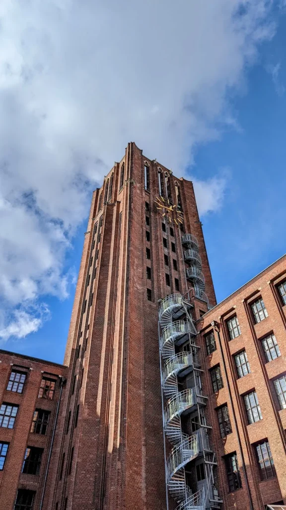 Backsteinturm des Ullstein-Druckhauses in Tempelhof mit Wendeltreppe an der Seite