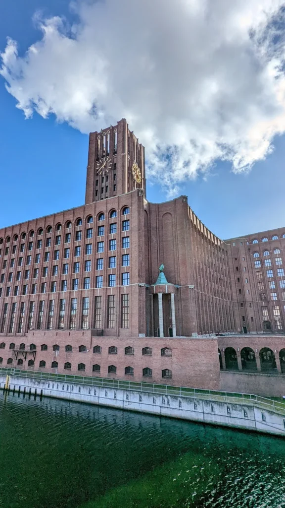 Turm des Ullstein-Druckhauses am Teltowkanal in Tempelhof mit Klinkerfassade