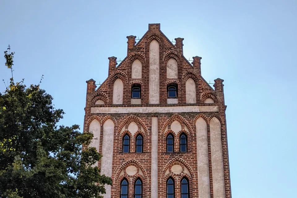 Giebel des Berliner Tors in Templin mit Backsteinfassade