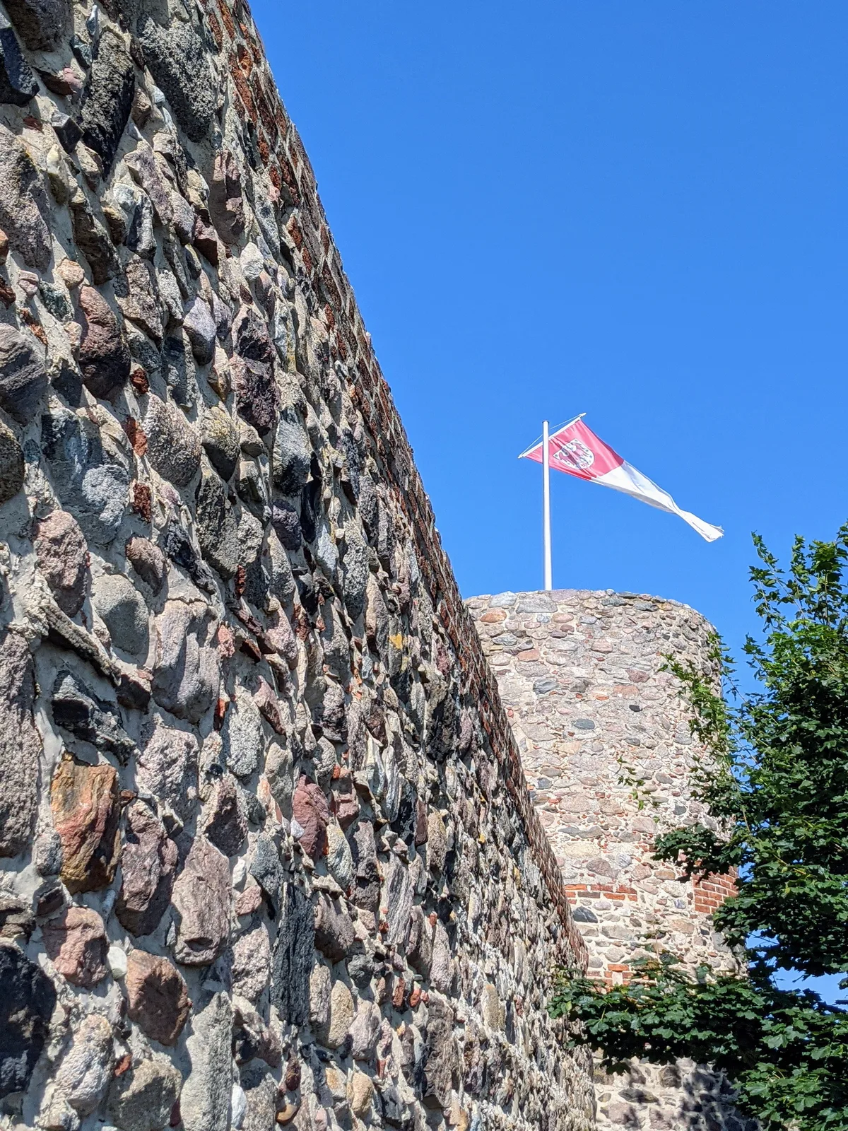 Feldsteinmauer mit Rundturm in Templin