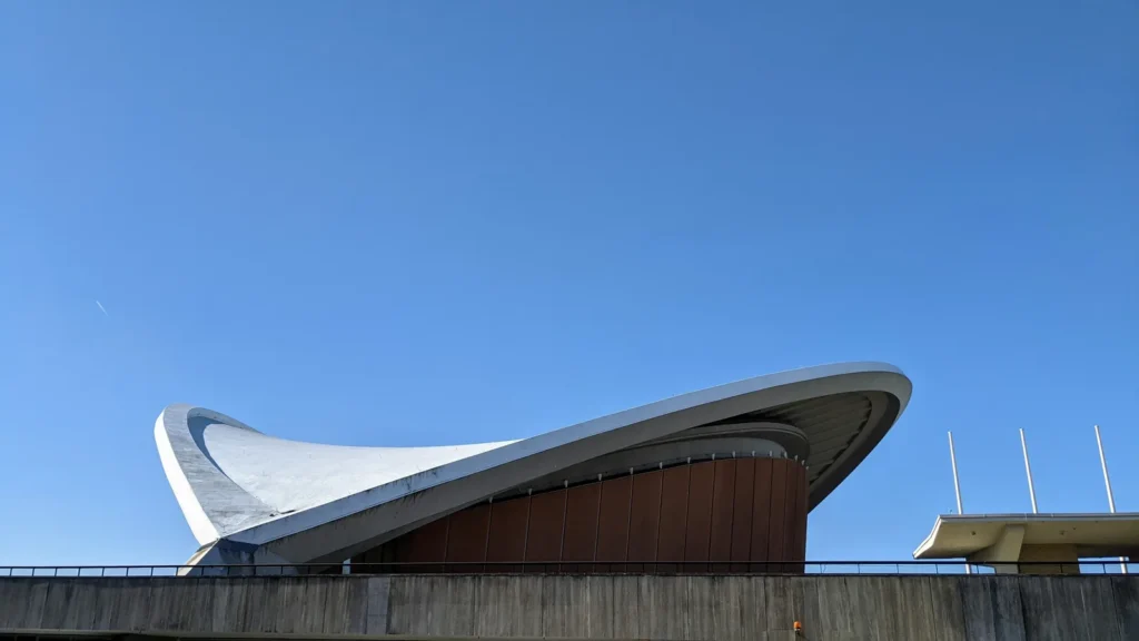Geschwungenes Dach der früheren Kongresshalle, heute Haus der Kulturen der Welt, vor blauem Himmel