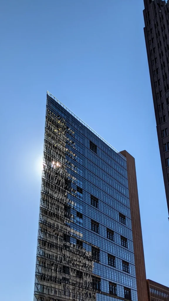 Dunkle Fassade des Kollhoff-Towers am Potsdamer Platz, von unten gesehen