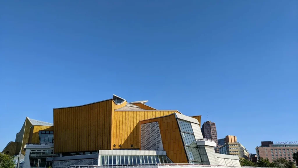 Goldene Zeltdächer der Philharmonie am Kulturforum vor wolkenlosem Himmel