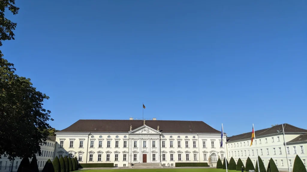 Weiße Fassade von Schloss Bellevue am Spreeweg, Amtssitz des Bundespräsidenten, mit Rasen davor