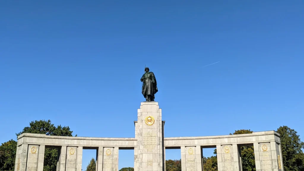 Sowjetisches Ehrenmal im Tiergarten mit Säulenhalle und Soldatenfigur auf dem Mittelpfeiler