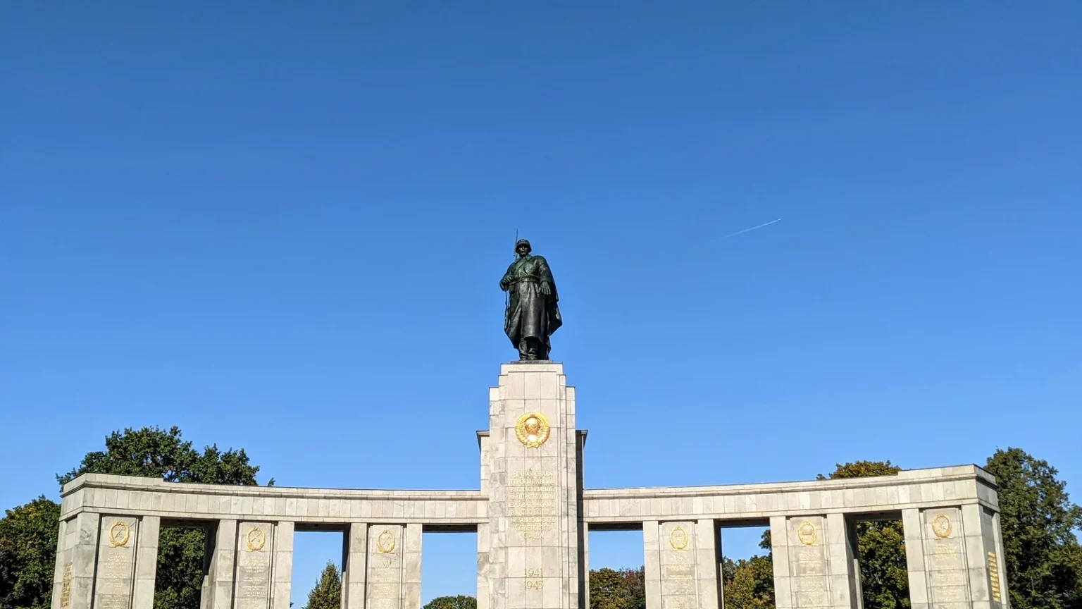 Sowjetisches Ehrenmal im Tiergarten mit Säulenhalle und Soldatenfigur auf dem Mittelpfeiler