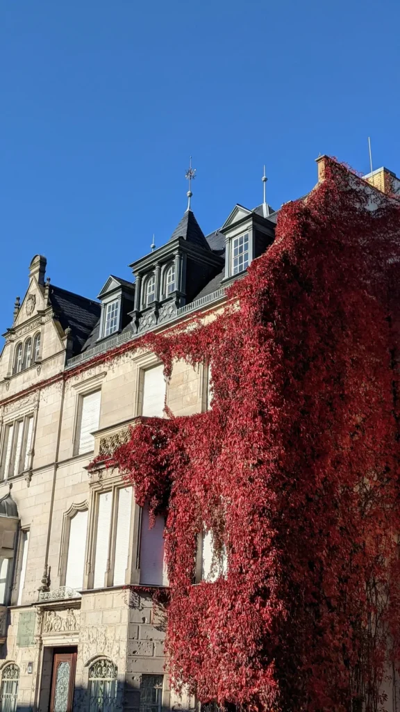 Sandsteinfassade der Villa Parey am Kulturforum mit Gauben und rotem Wilden Wein