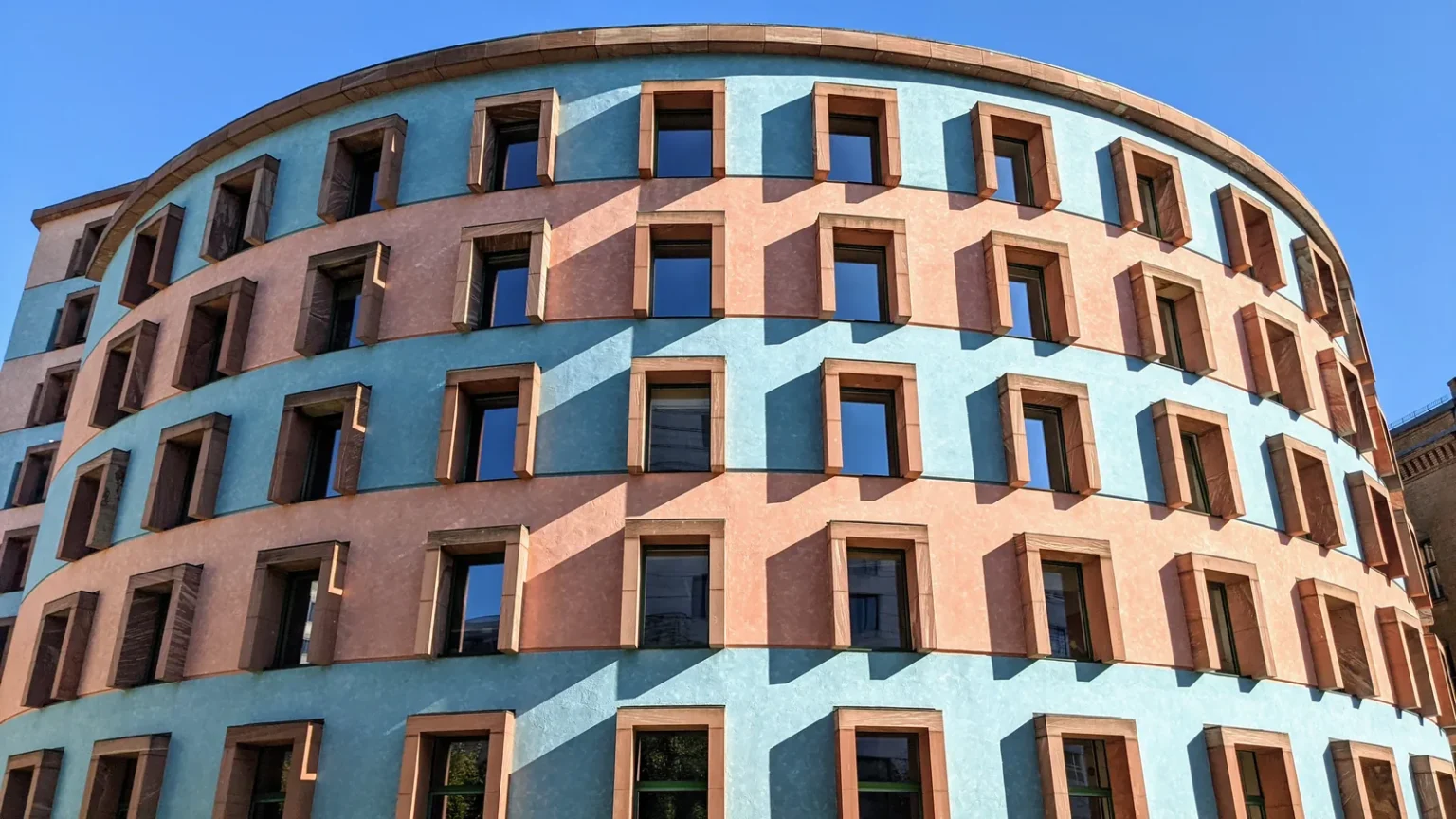 Rosa und hellblau gestreifte Fassade des Wissenschaftszentrums Berlin am Reichpietschufer