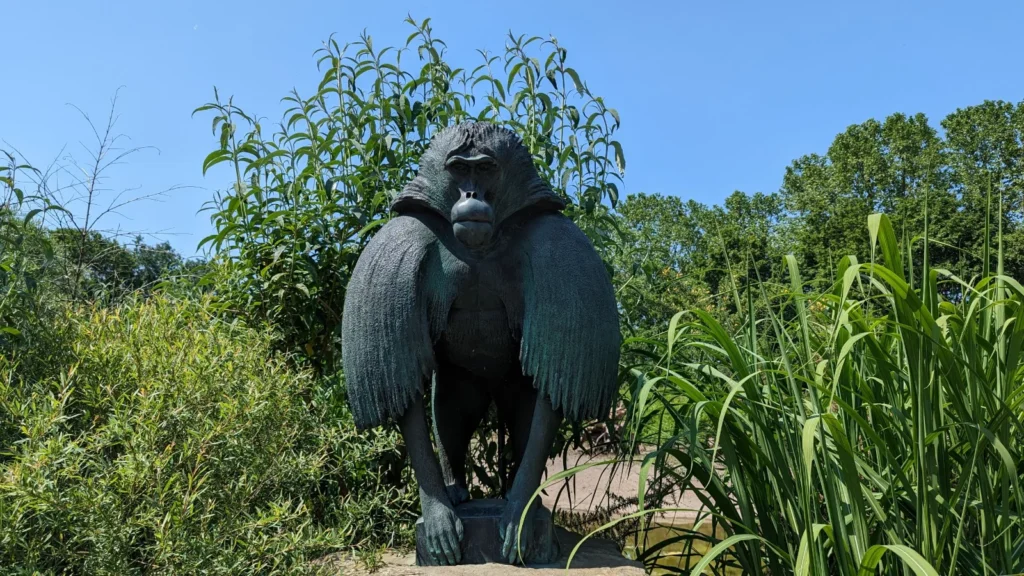 Bronzefigur eines Affen im Tierpark Berlin