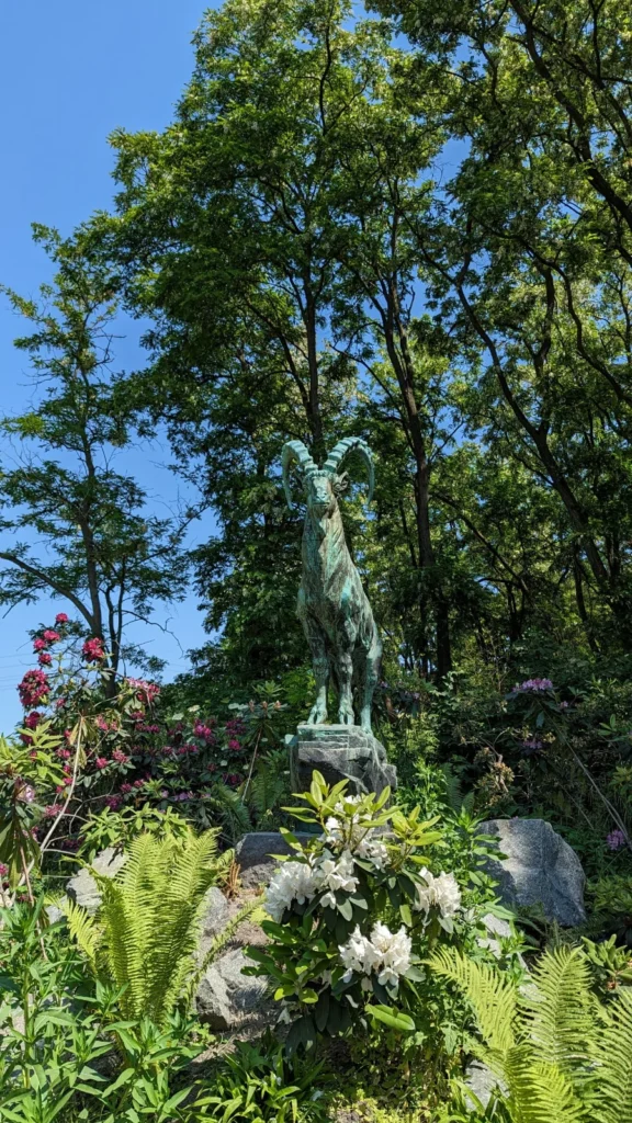 Bronzefigur zwischen Rhododendren im Tierpark Berlin