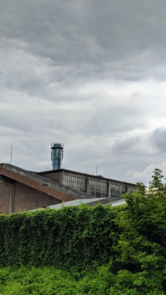 Halle mit Schornstein hinter den U5-Gleisen am Tierpark Berlin
