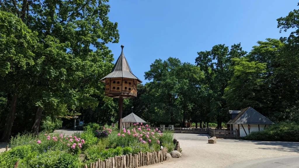Taubenhaus im Tierpark Berlin zwischen Blumenbeeten