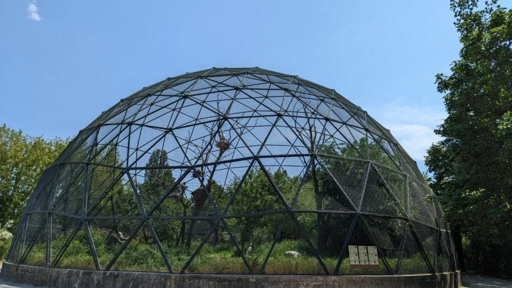 Kuppelförmige Voliere im Tierpark Berlin