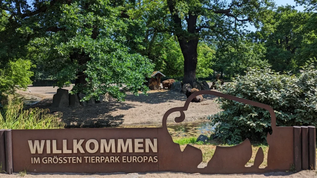 Willkommensschild am Tierpark Berlin in Friedrichsfelde