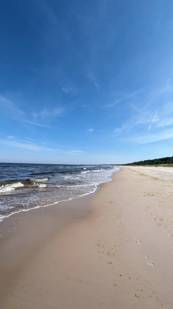 Strand bei Trassenheide, die Wellen laufen flach auf den Sand