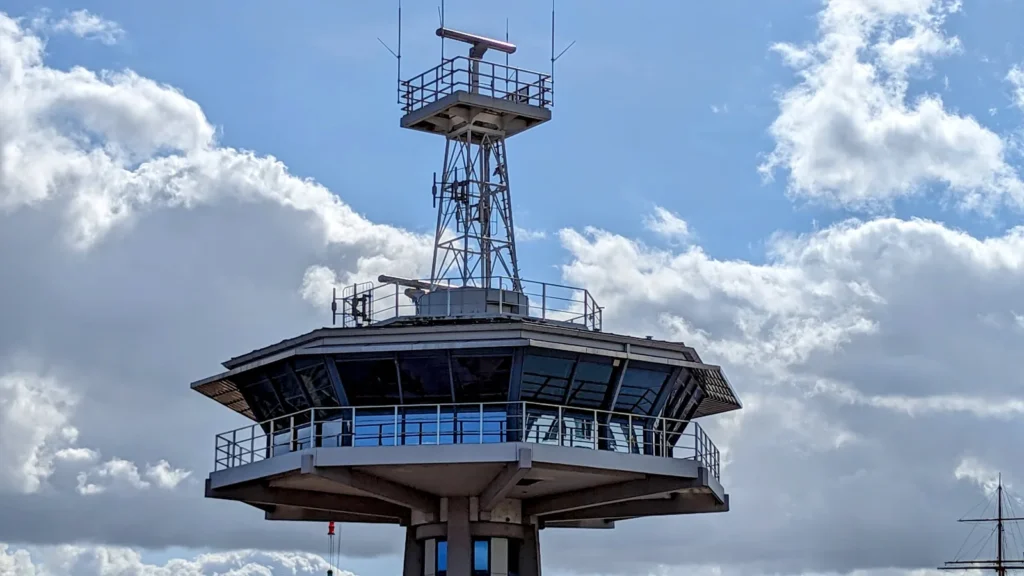 Turm mit umlaufender Brüstung und Radarantenne in Travemünde