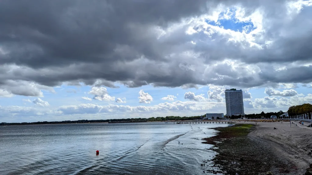 Strand von Travemünde bei Niedrigwasser, im Hintergrund das Maritim-Hochhaus
