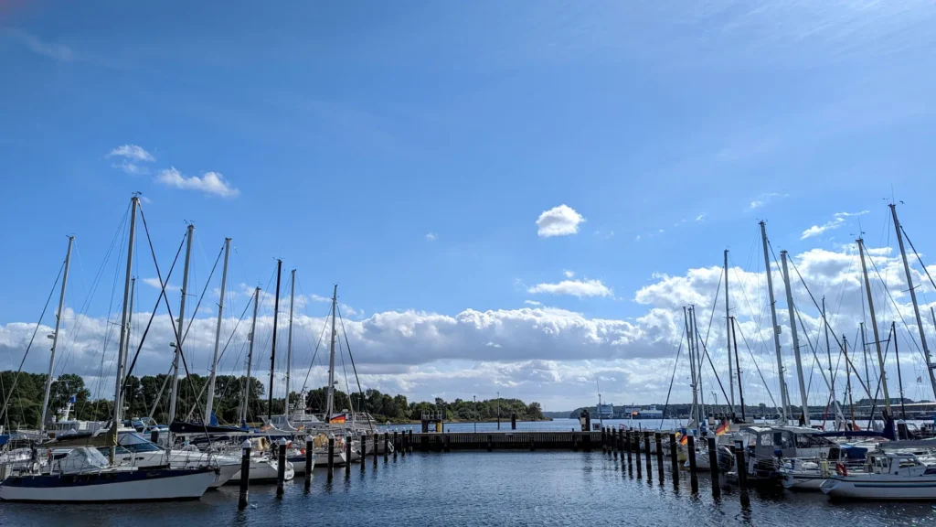 Segelboote im Yachthafen an der Trave in Travemünde