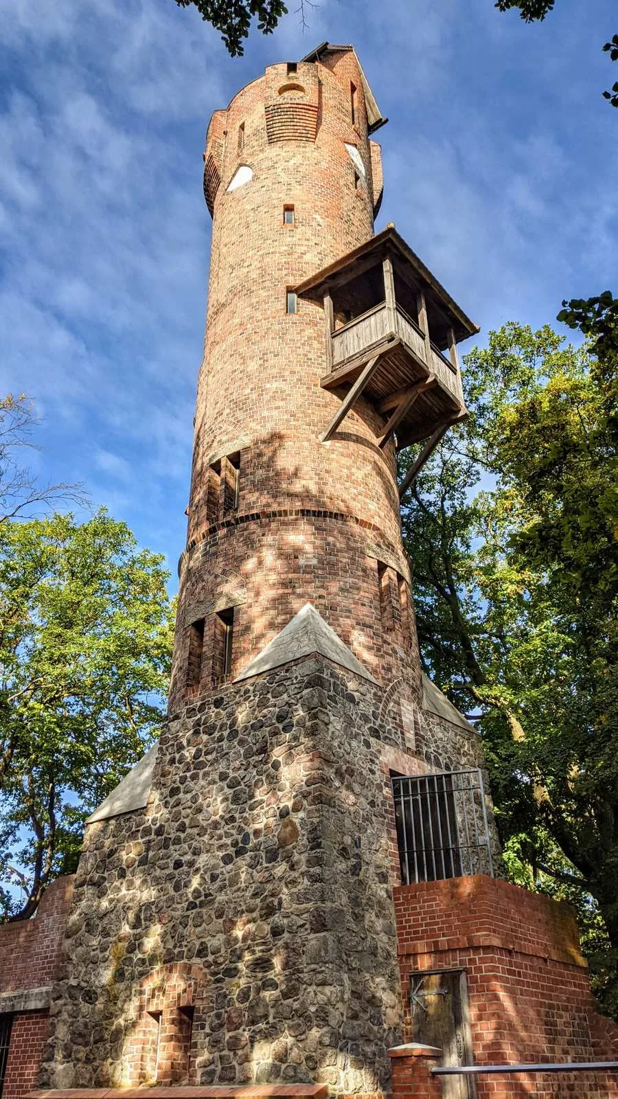 Bismarckturm bei Bad Freienwalde, hoher Steinturm zwischen Bäumen