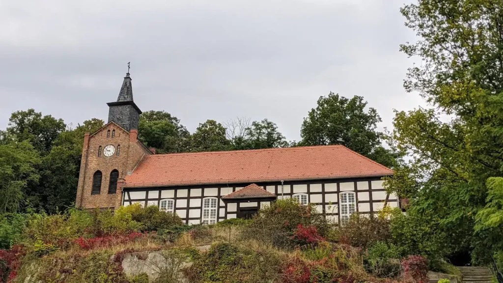 Dorfkirche in Falkenberg mit Backsteinturm und Fachwerkschiff
