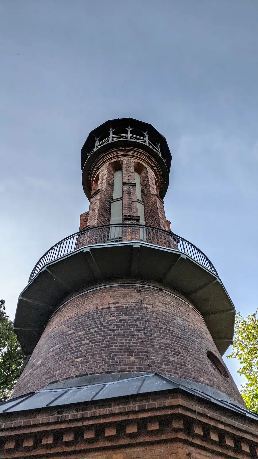 Backsteinturm auf dem Galgenberg von unten