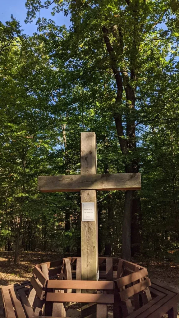 Holzkreuz mit Sitzbank im Wald