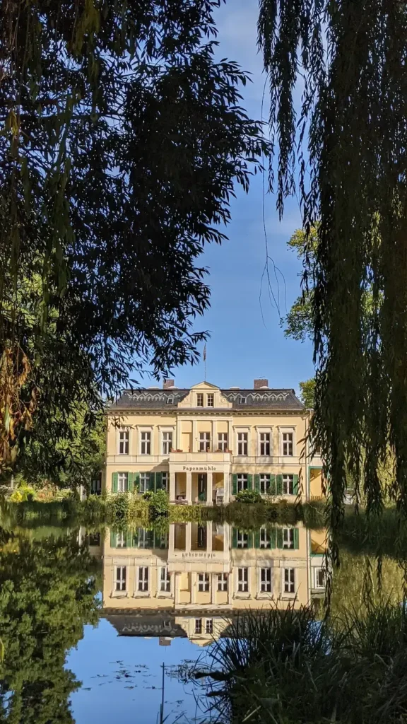 Papenmühle am Papenteich, das Gebäude spiegelt sich im Wasser