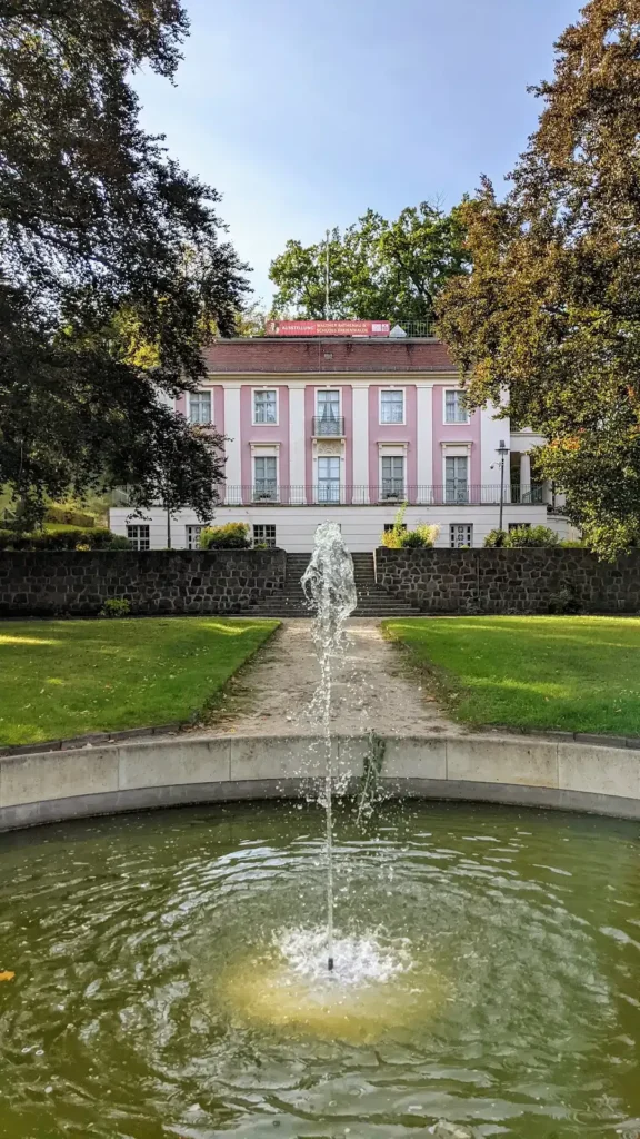 Schloss Freienwalde hinter dem Brunnenbecken