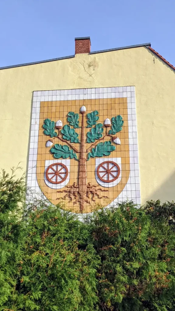 Stadtwappen von Bad Freienwalde als Wandbild an einer Hausfassade