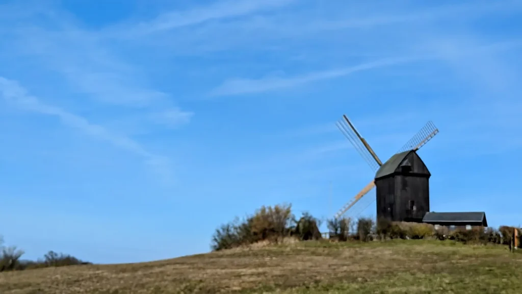 Bockwindmühle Pudagla auf dem Mühlenberg vor blauem Himmel