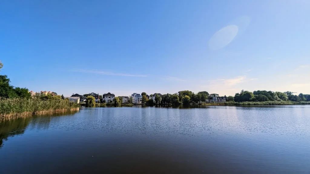 Blick über den Schloonsee in Bansin, am anderen Ufer Häuser zwischen Bäumen