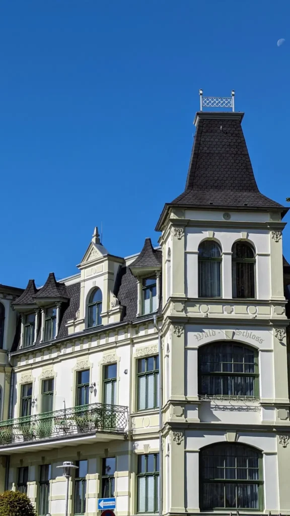 Villa Waldschloss in Bansin mit Turm und dunklem Mansarddach