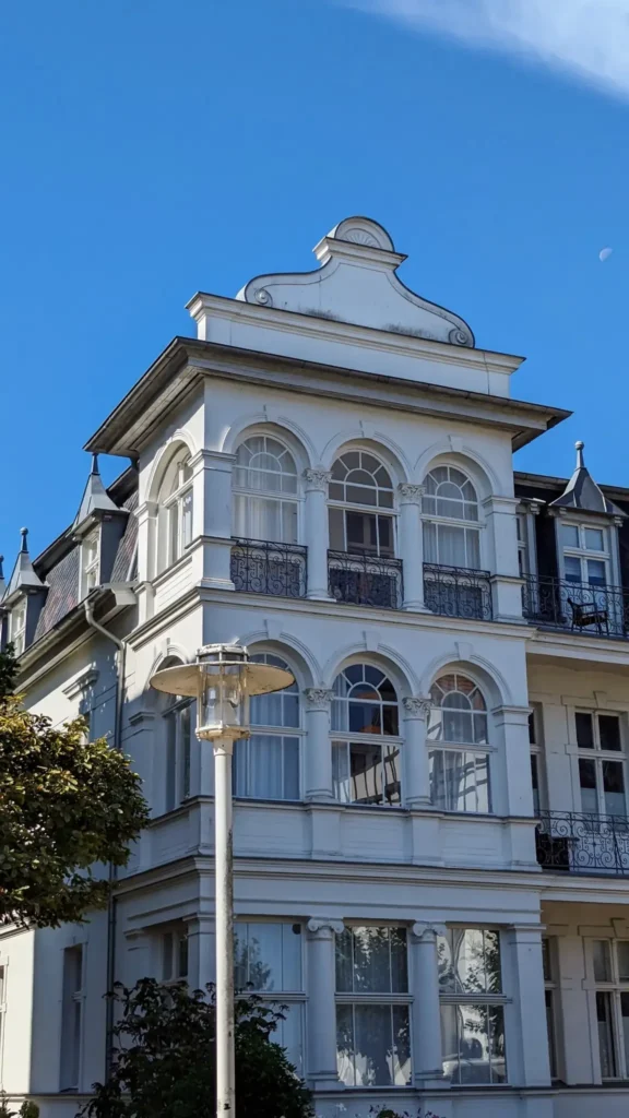 Weiße Villa in der Bergstraße in Bansin mit Rundbogenfenstern und geschwungenem Giebel