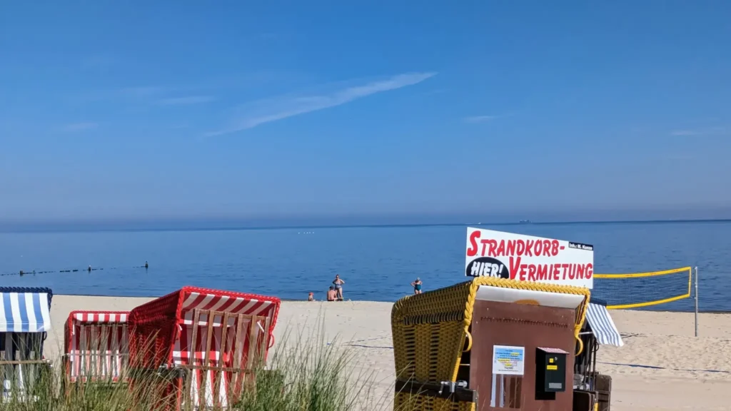 Strandkörbe am Strand von Bansin, dahinter die Ostsee