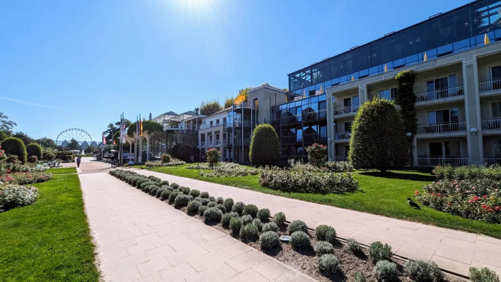 Strandpromenade von Heringsdorf mit Blumenbeeten, im Hintergrund das Riesenrad
