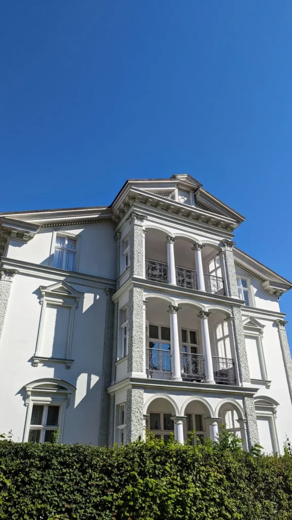 Weiße Villa mit Säulenloggien in der Delbrückstraße in Heringsdorf