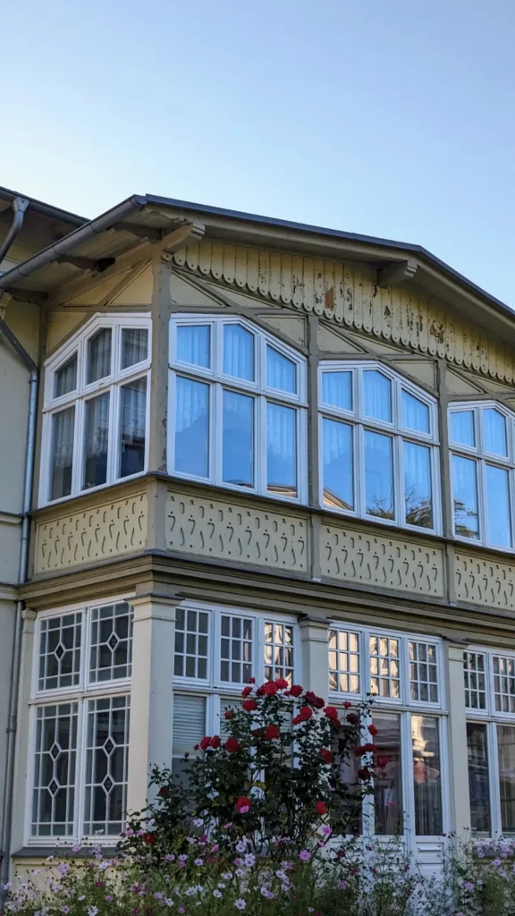 Verglaste Holzveranda mit gesägten Zierbrettern an einer Villa in der Friedenstraße in Heringsdorf