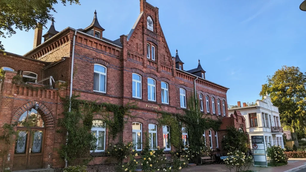 Backsteinbau der Post in der Seestraße in Heringsdorf mit Ziergiebel und kleinen Türmchen