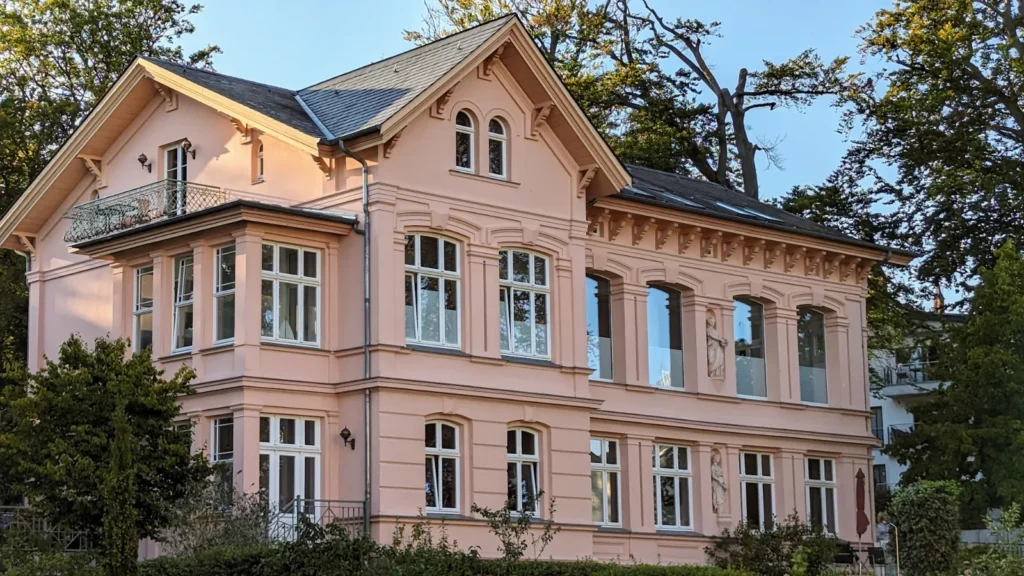 Rosa Villa mit weißen Fensterrahmen in der Seestraße in Heringsdorf