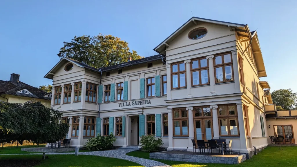Villa Saphira in der Delbrückstraße in Heringsdorf mit türkisen Fensterläden