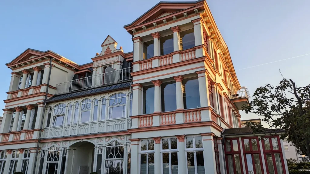 Villa mit Loggien und rot abgesetzten Säulen in der Dünenstraße in Ahlbeck