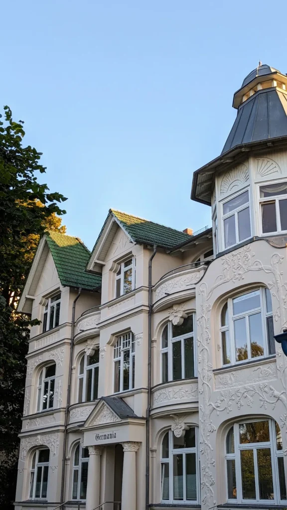 Weiße Villa mit Turmerker in der Dünenstraße in Ahlbeck