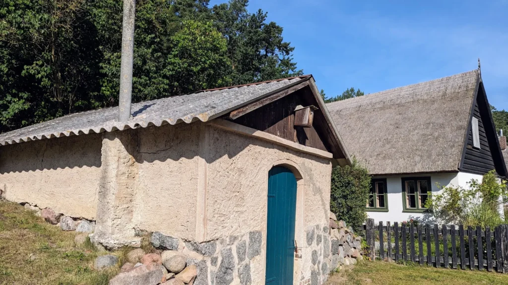 Kleiner Stall und Haus mit Rohrdach in der Straße Am Fuchsberg
