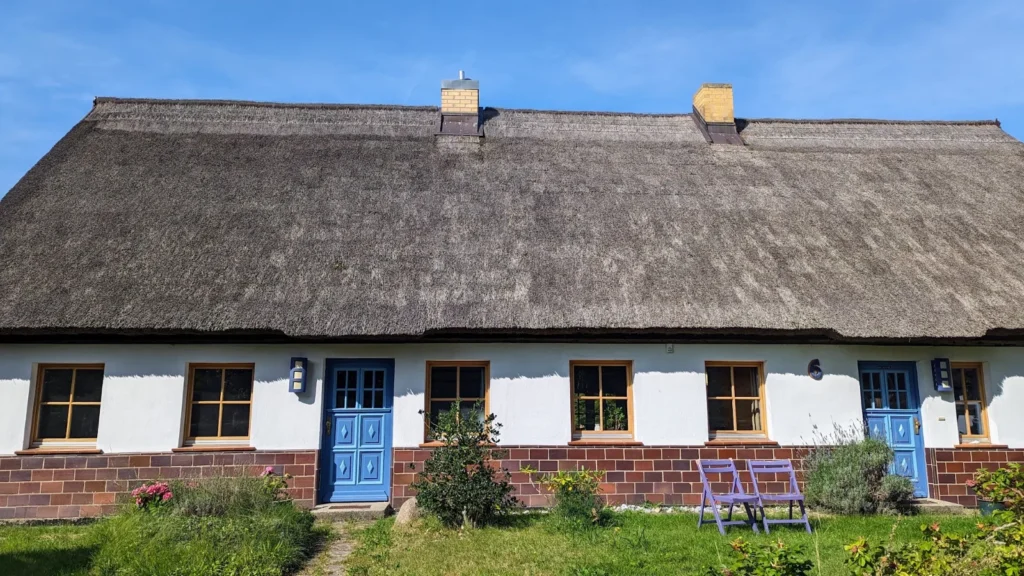 Langes Rohrdachhaus mit blauen Türen Am Fuchsberg