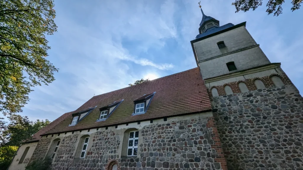 St.-Petri-Kirche in Benz mit Feldsteinmauern und Turm