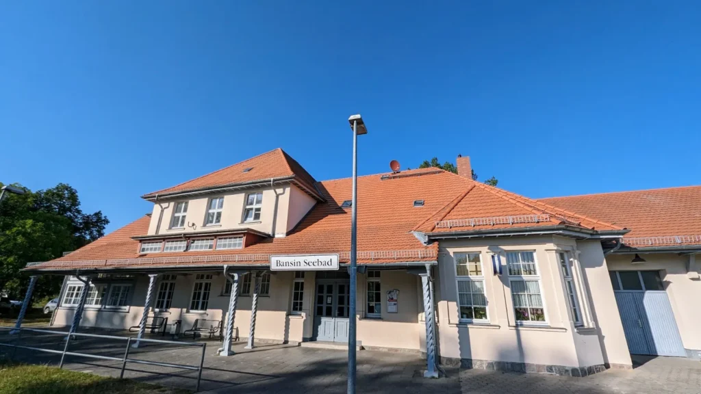 Empfangsgebäude des Bahnhofs Seebad Bansin mit Ziegeldach und Vordach
