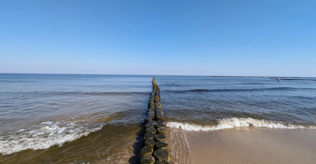 Hölzerne Buhne läuft vom Strand bei Koserow in die Ostsee